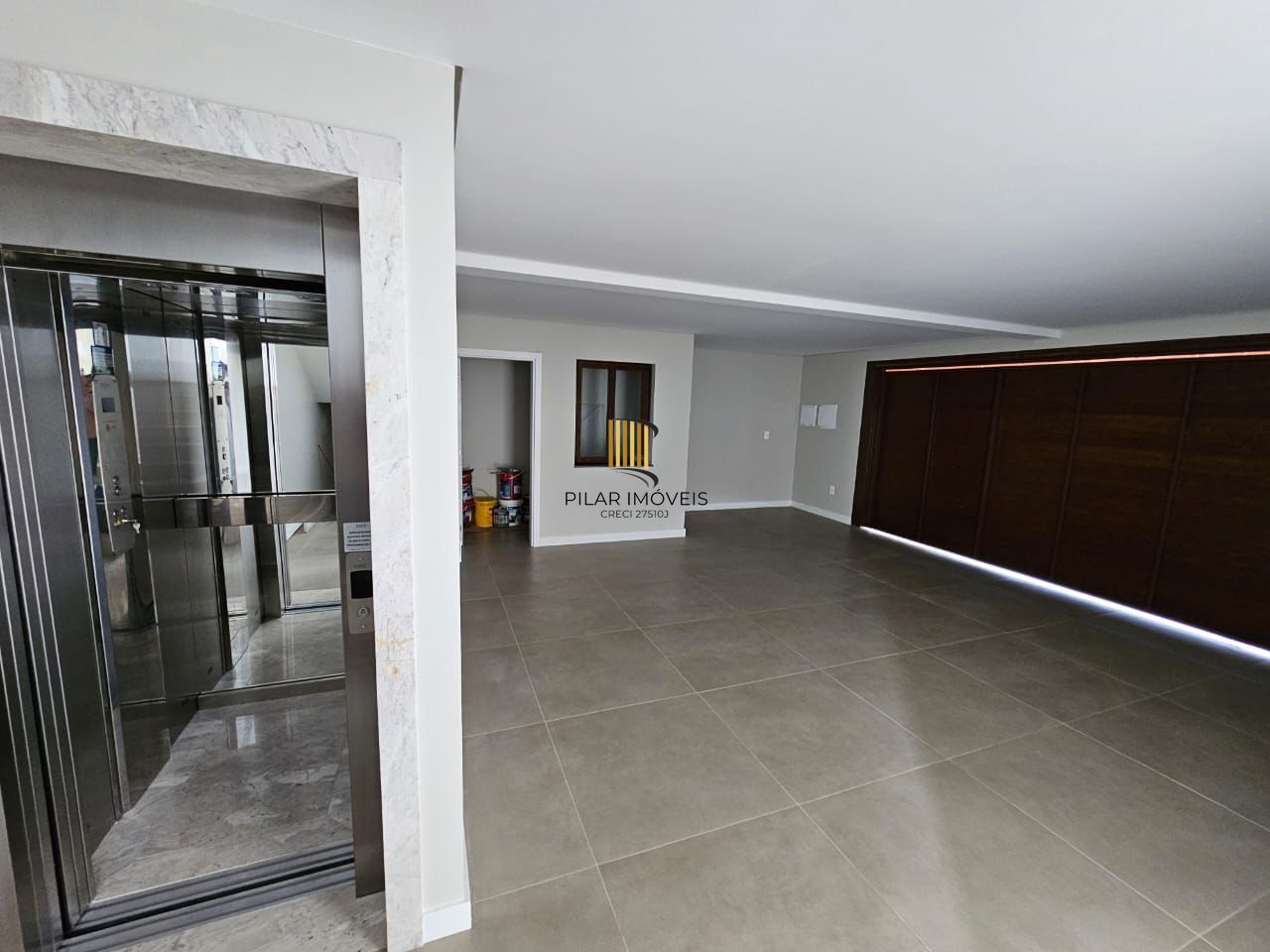 Casa de condomínio, 3 dormitórios, 3 suítes, 2 vagas de garagem.