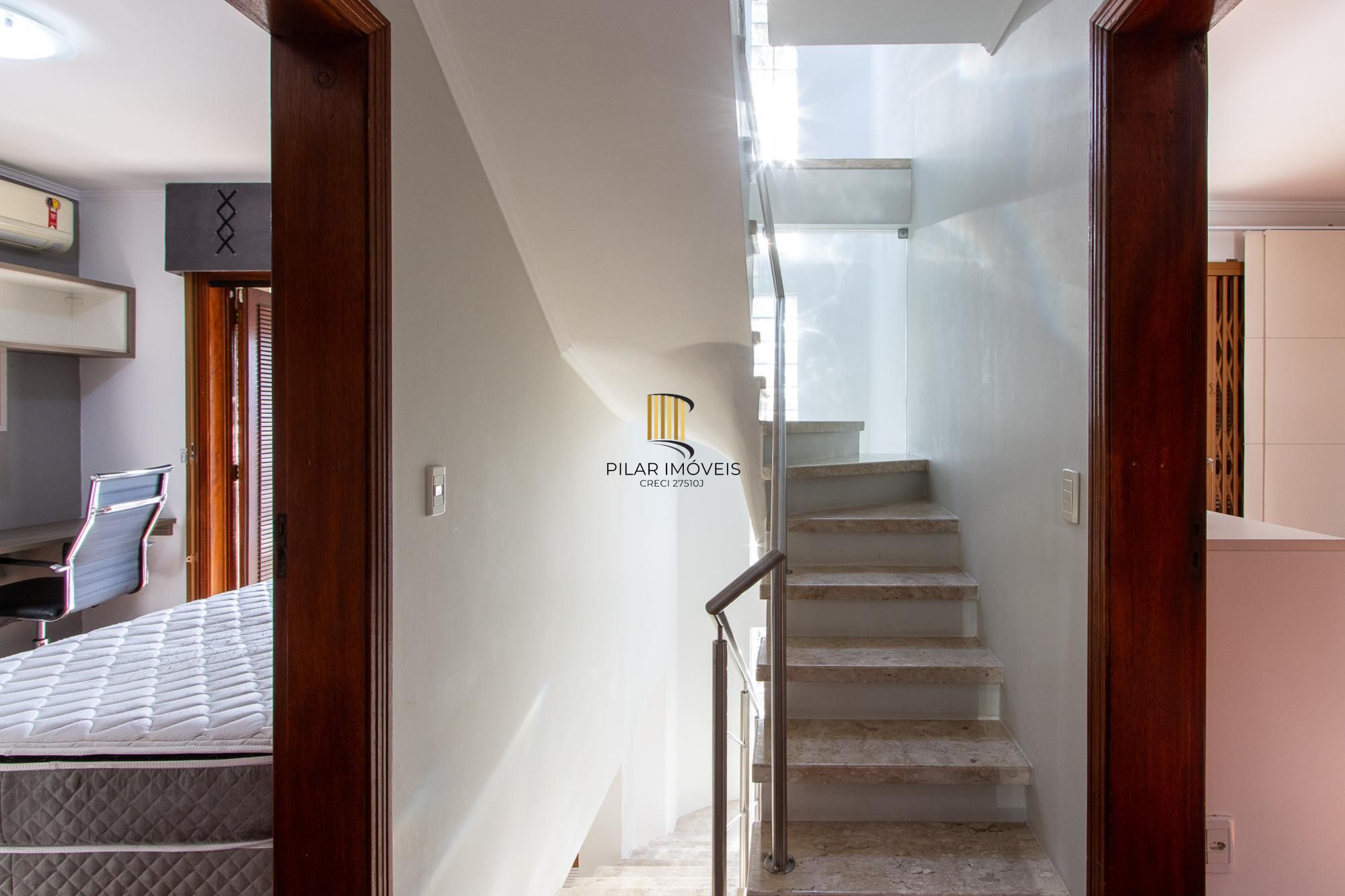 Excelente casa de 3 dormitórios, 1 suíte, pátio, piscina e vaga para 2 carros cobertas.