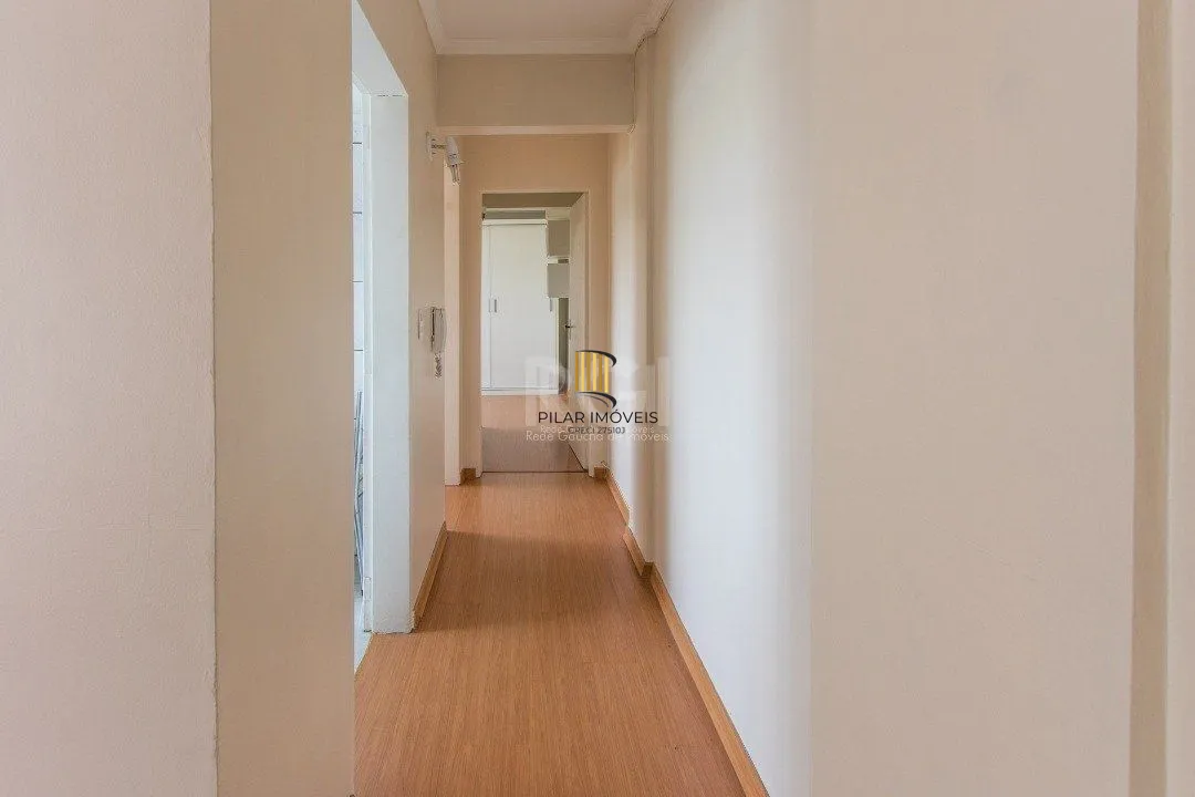 Apartamento de 2 dormitórios e 1 vaga de garagem no bairro Cristal.