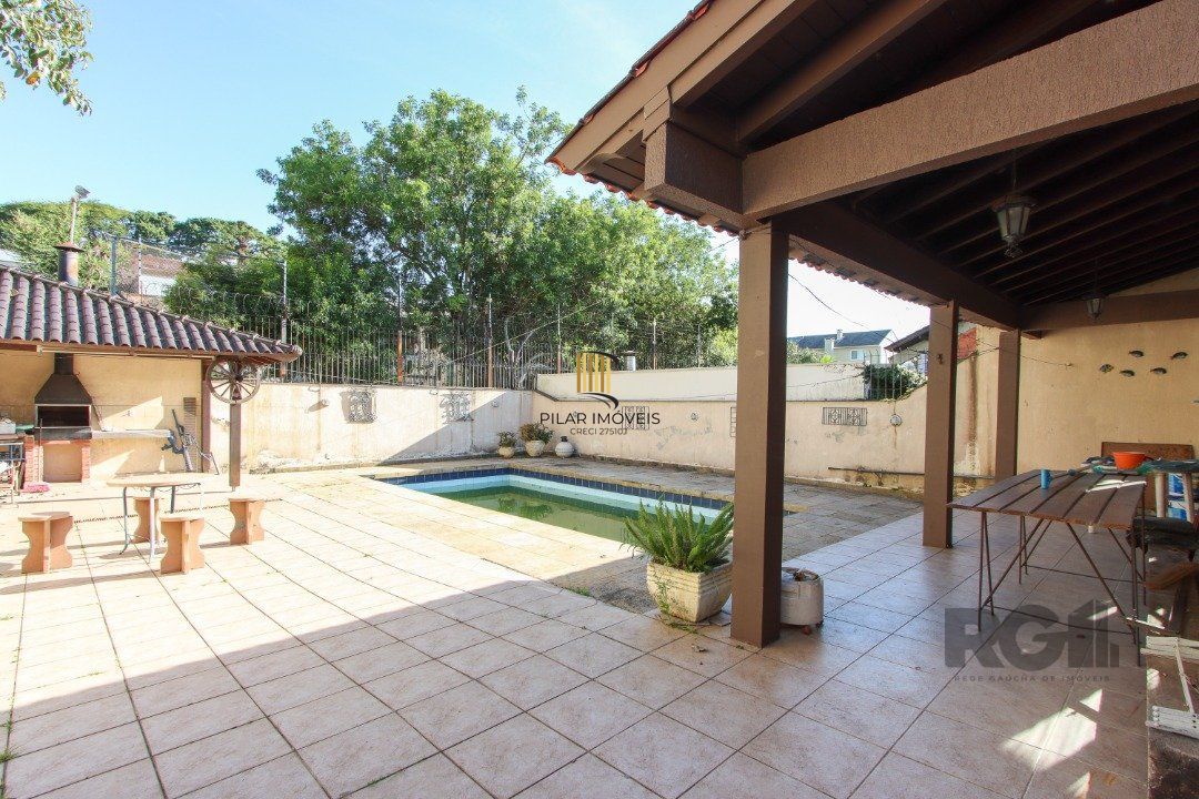 Casa a venda com 03 dormitórios, living 03 ambientes com vista para o Rio.