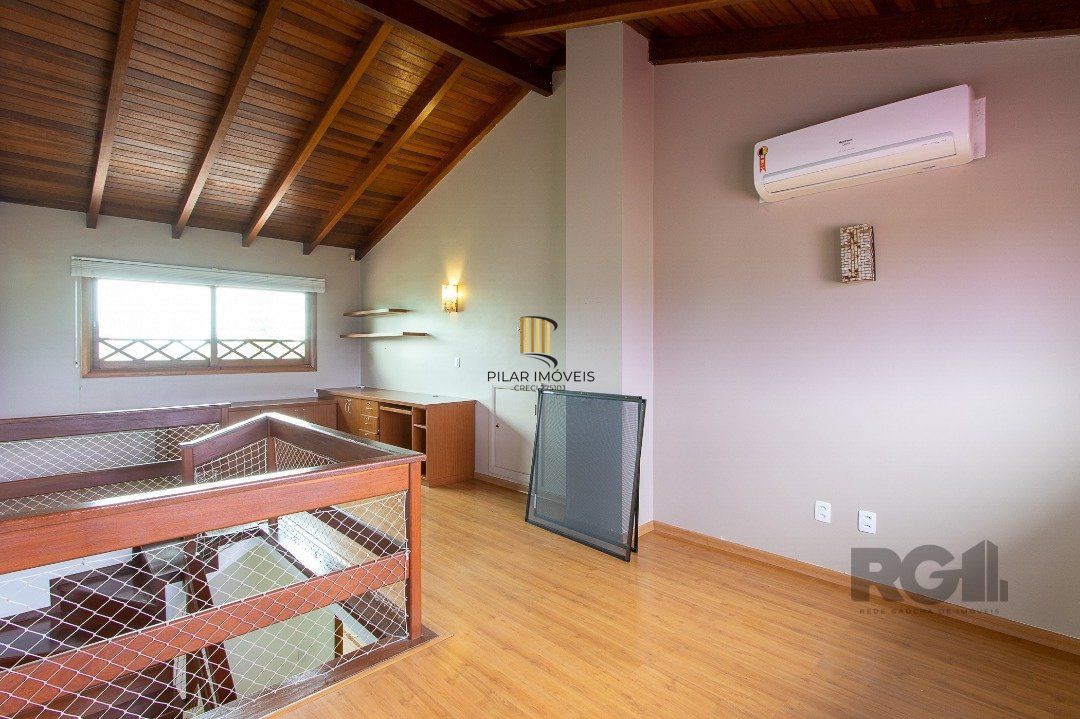 Casa de alvenaria, 3 dormitórios, 1 suíte e pátio com piscina, bairro Espírito Santo.