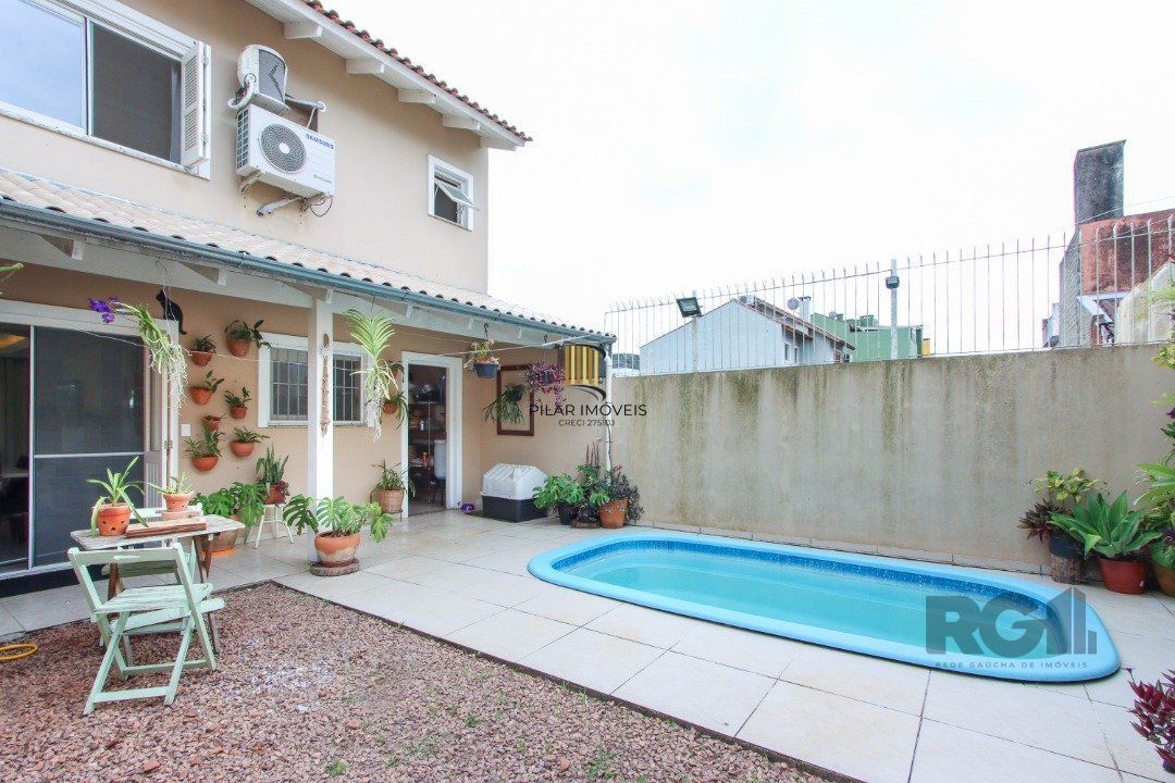 Casa 2 dormitórios no bairro Hípica