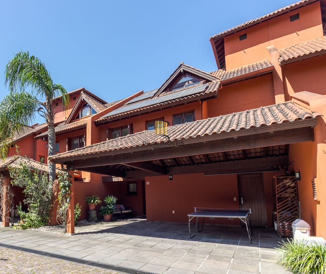Casa em Condomínio com 487m² | 4 Dormitórios sendo 4 suítes, 3 vagas, no Bairro Três Figueiras, Porto Alegre