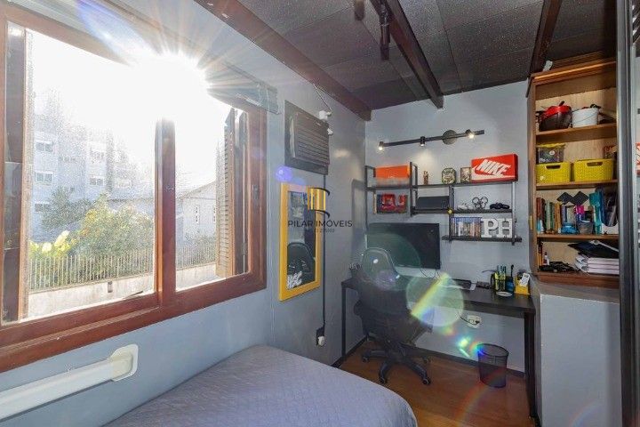 Casa de 3 dormitórios, em condomínio fechado na zona sul de Porto Alegre,  com lareira, churrasqueira e vaga de garagem.