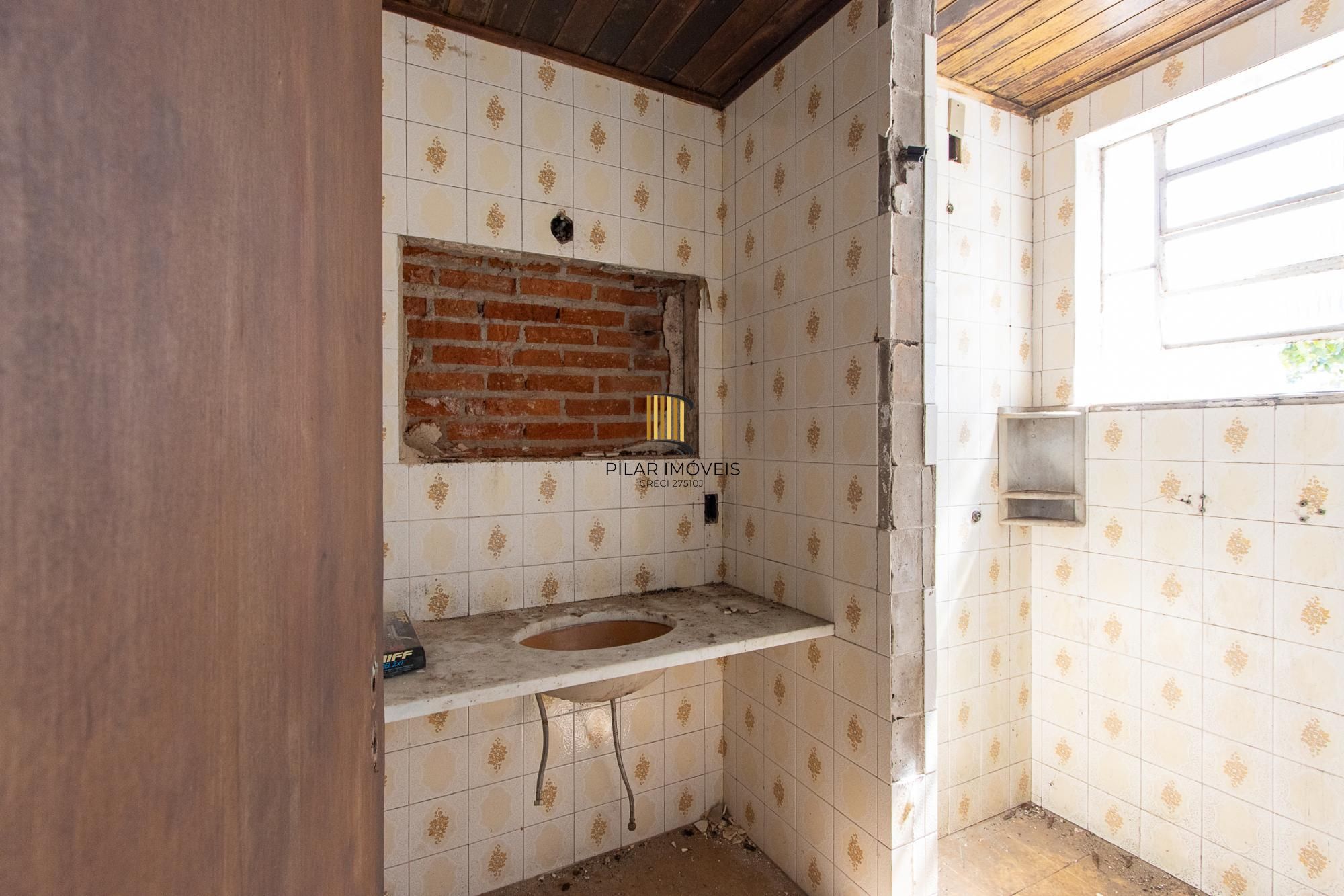 Casa para Venda - 320m², 3 dormitórios, sendo 1 suites, 4 vagas - Cristal