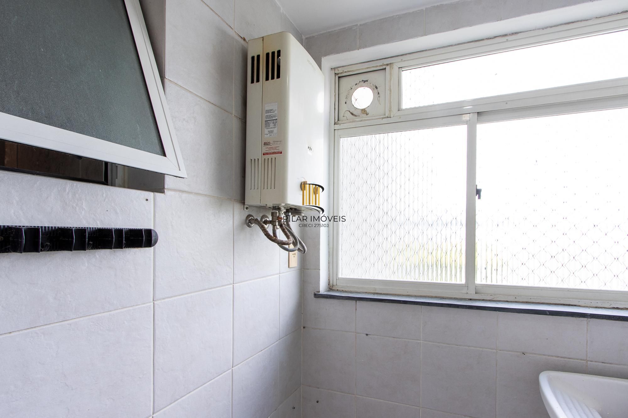 Apartamento de 3 dormitórios, 1 banheiro e uma vaga de garagem.