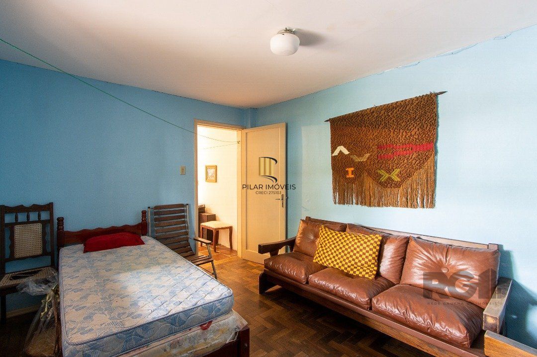 Casa térrea, 2 quartos, 2 vagas, edicula com 1 quarto e um banheiro - Bairro Tristeza