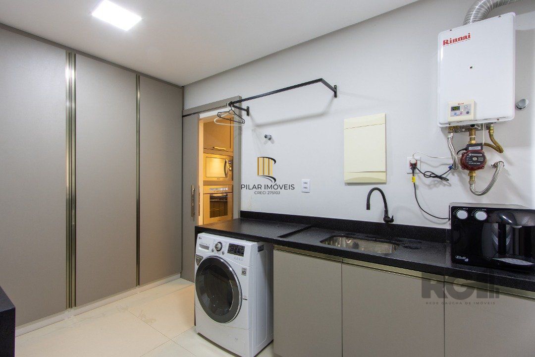 casa com  3 suítes no piso superior, mais 1 suíte no primeiro pavimento.