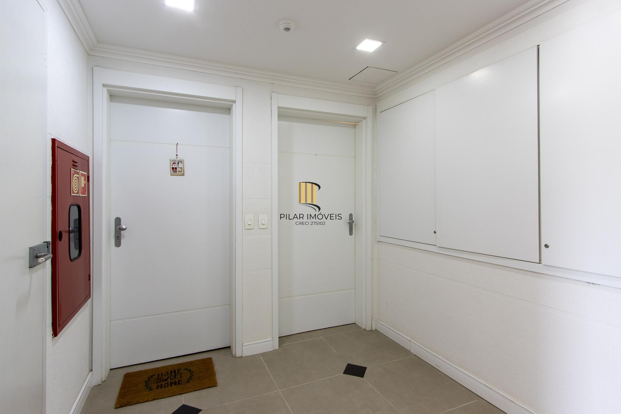 Apartamento de 2 dormitórios com suíte, churrasqueira e infraestrutura completa na Zona Sul de Porto Alegre.