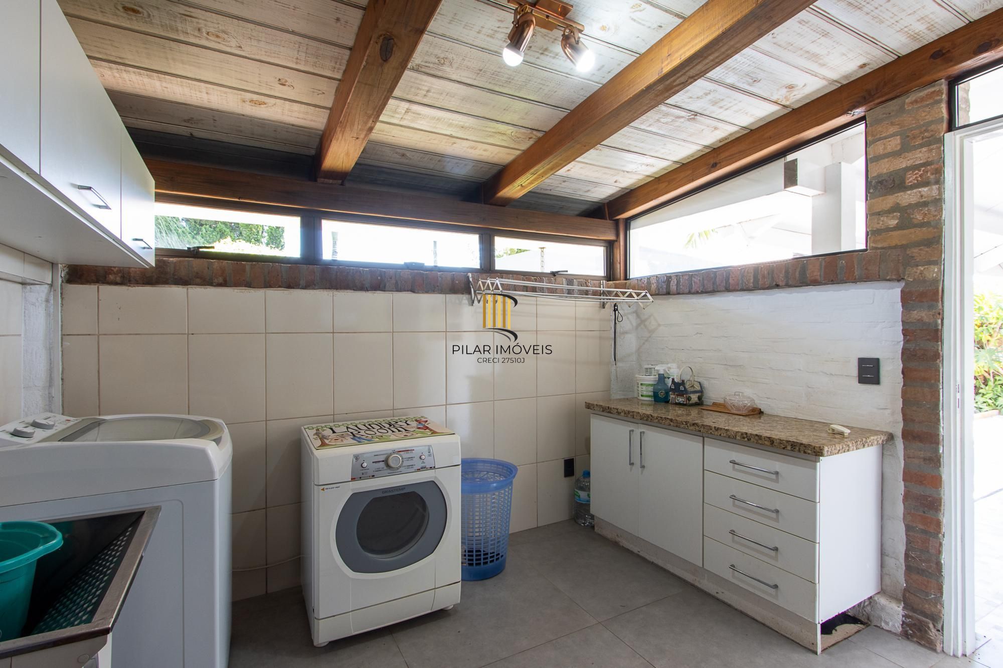 Casa 4 suites no Terra Ville, com home office, estar íntimo, 4 vagas e piscina.