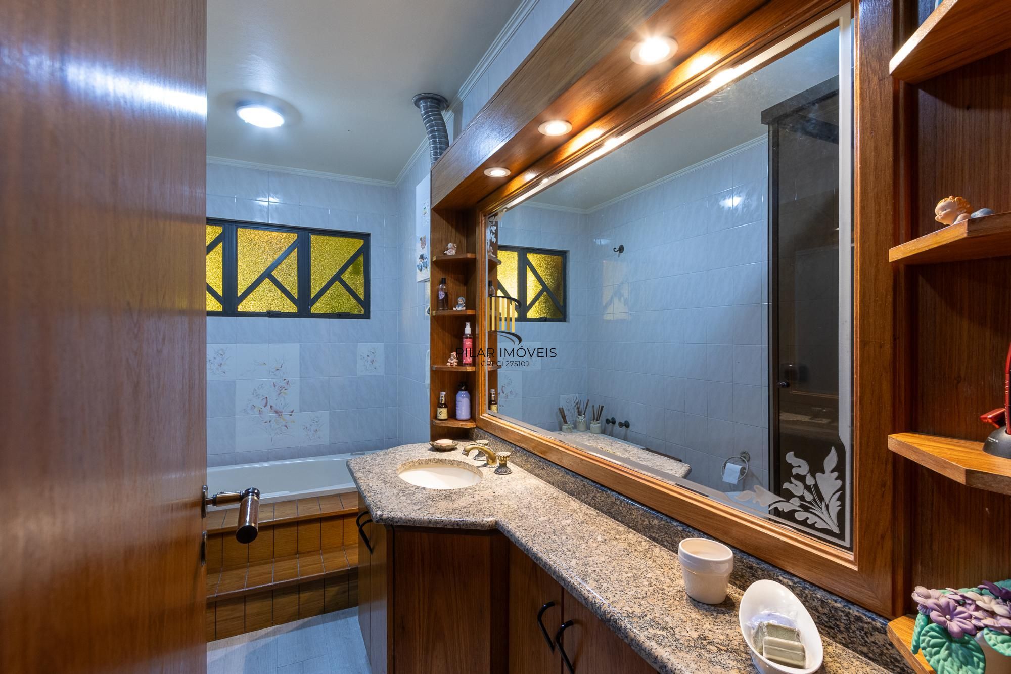 Casa com 3 quartos (1 suite), 4 vagas - Vila Nova