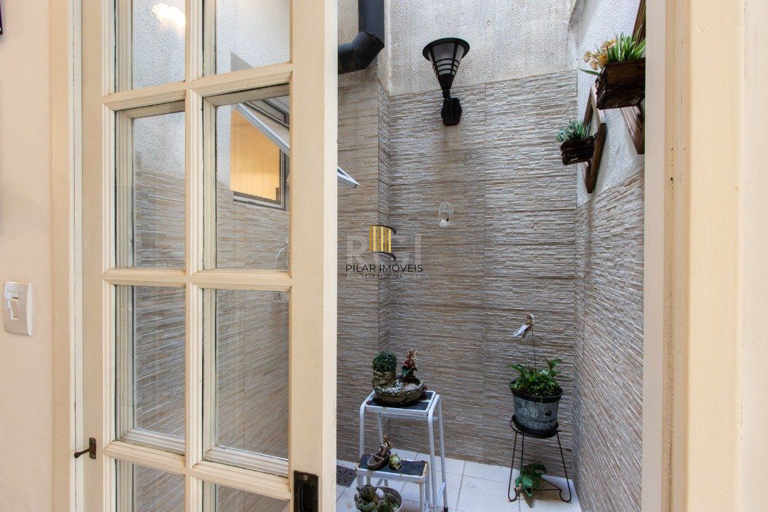 Casa 3 dormitórios no bairro Guarujá