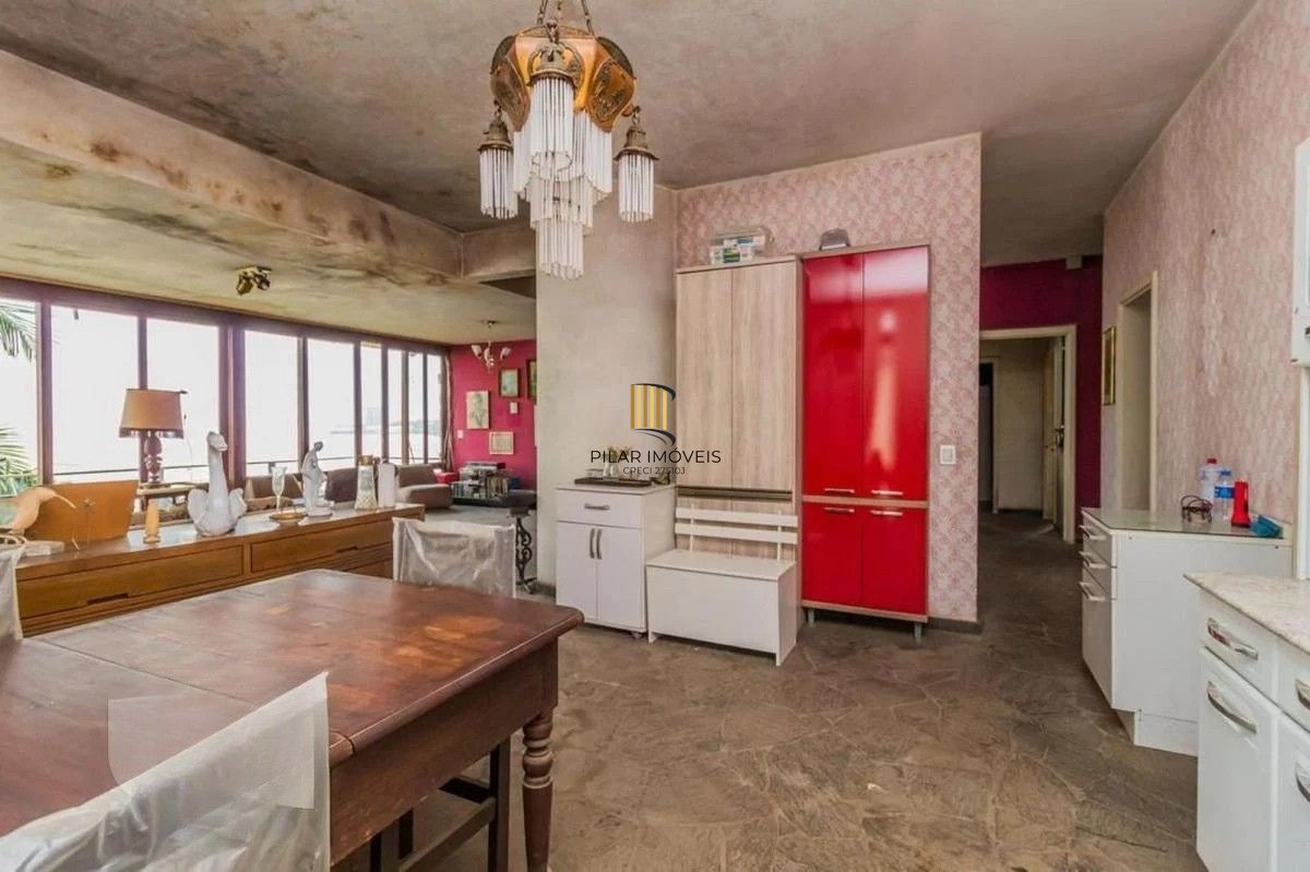 Casa com 5 dormitórios e 3 vagas no bairro Assunção