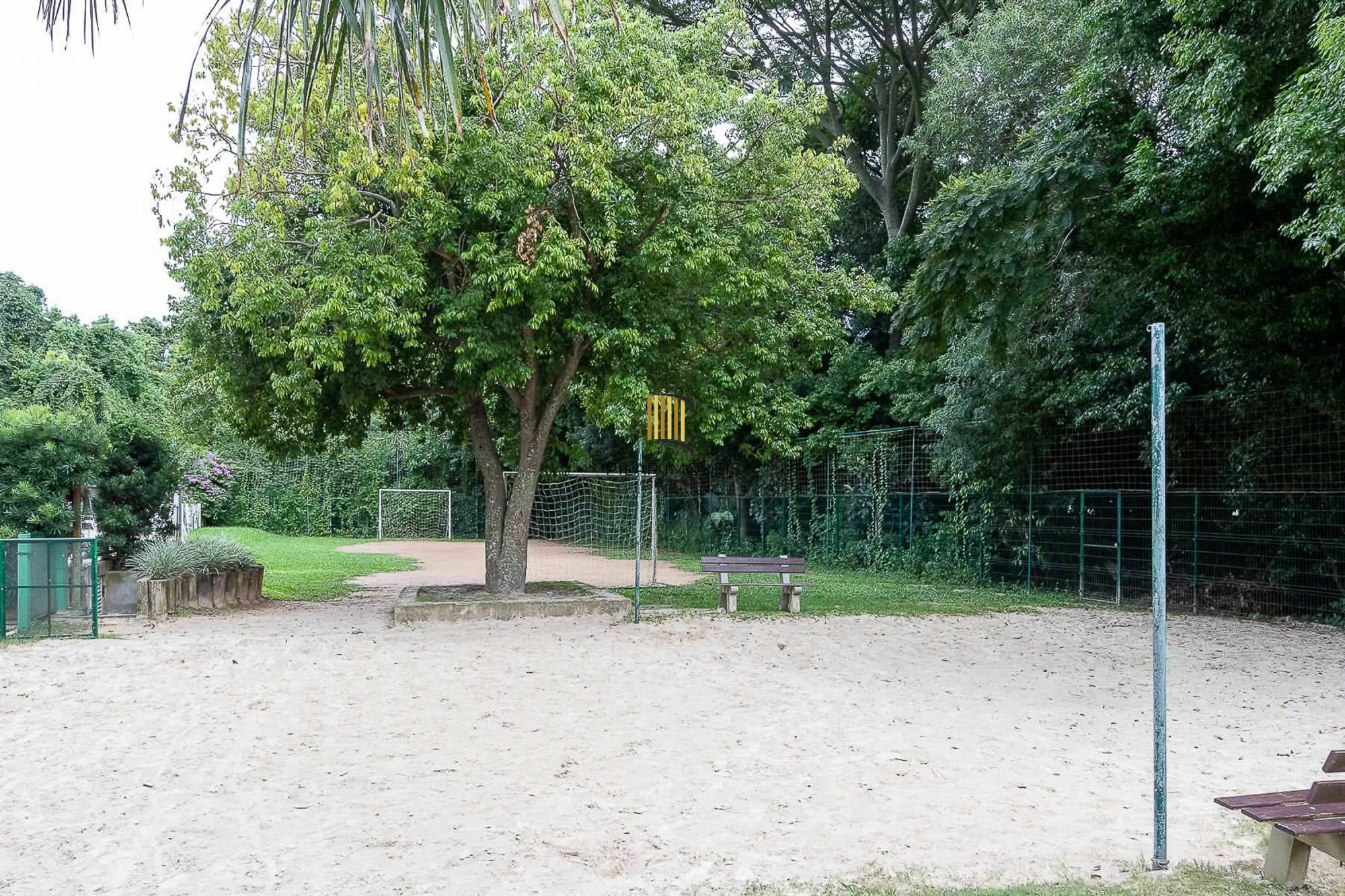 Apartamento de 3 dormitórios, 1 banheiro e uma vaga de garagem.
