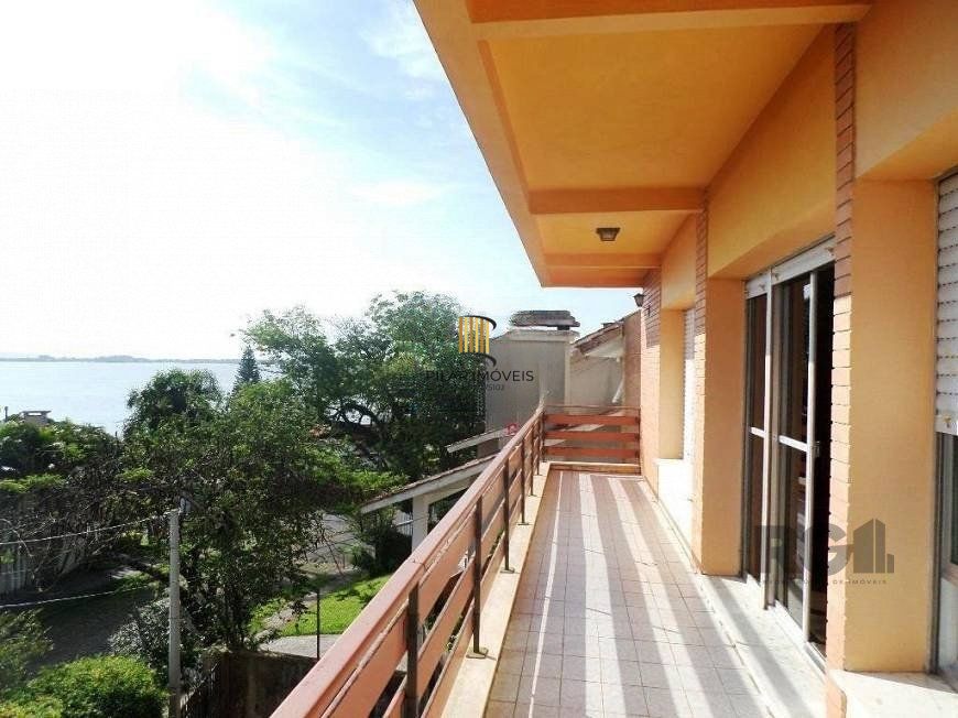 residência com vista panorâmica espetacular para o Guaíba em todos os cômodos da casa, hall de entrada, gabinete, lavabo, living para três ambientes com sacada e vista
