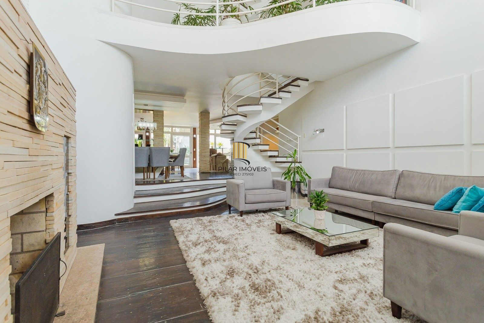 Casa Imponente com 5 Dormitórios (3 Suítes) no Bairro Chácara das Pedras