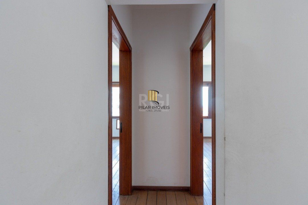 Casa para Venda - 460m², 4 dormitórios, sendo 1 suites, 4 vagas - Cristal