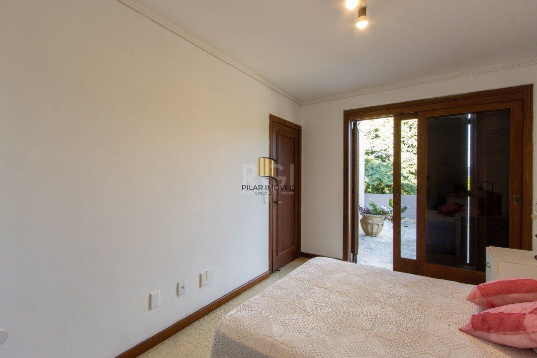 Casa de Condomínio 8 dormitórios no bairro Cavalhada