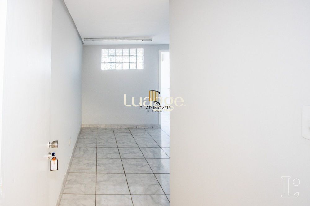 Sala comercial com 22m² de área privativa, frente, piso cerâmico, equipada com lavabo e ar-condicionado split