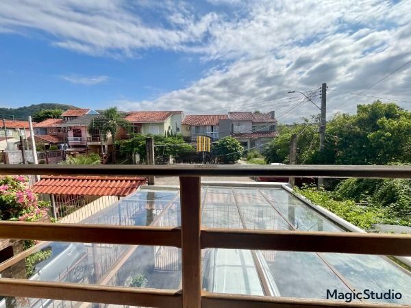 A casa possui 78m² de área construída, com um adicional de 20m²