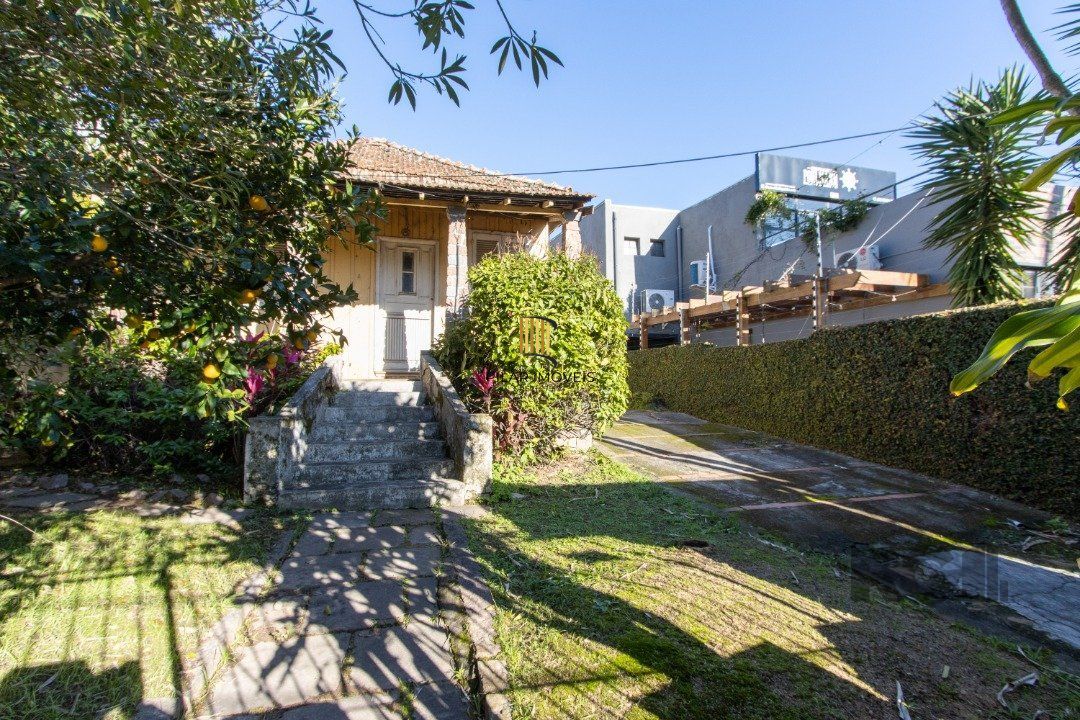 Terreno plano com 439m², localizado na Avenida Copacabana, no limite entre os bairros Tristeza e Assunção