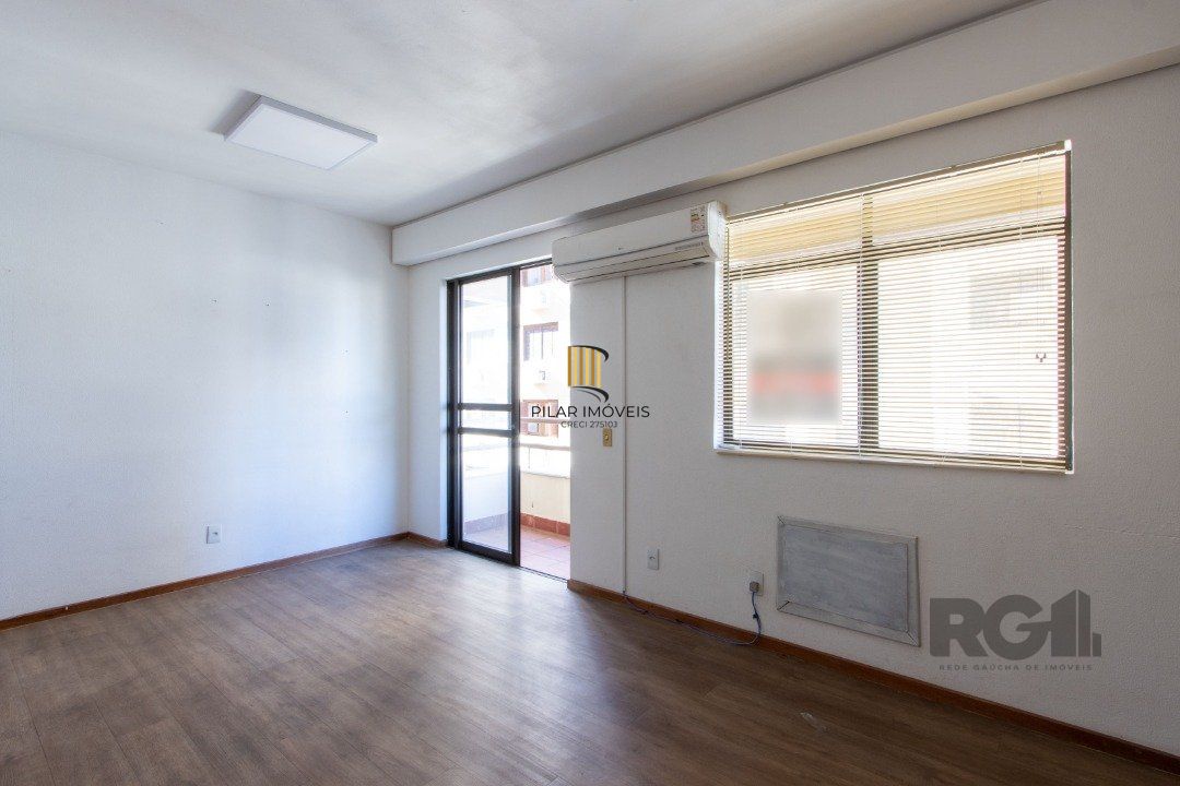 EXCELENTE SALA COMERCIAL, muito bem localizada no bairro Menino Deus, 01 banheiro, sacada e ar condicionado split, toda montada