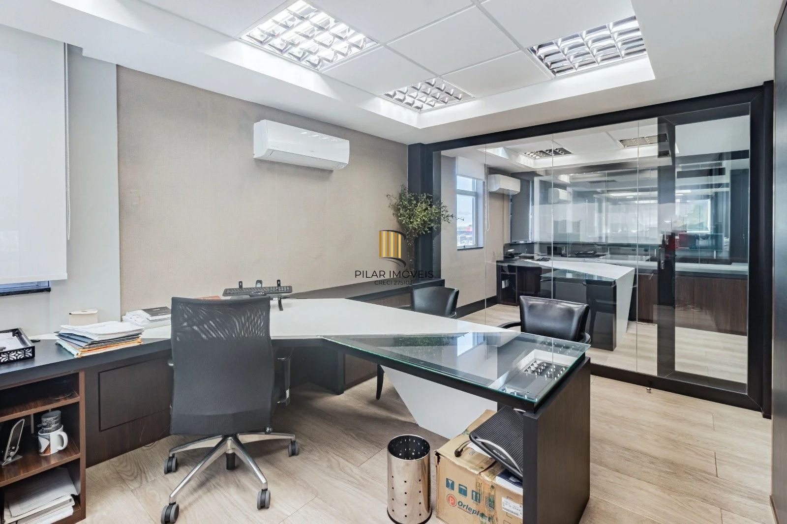 Sala/Conjunto Comercial com 4 vagas e 218m²