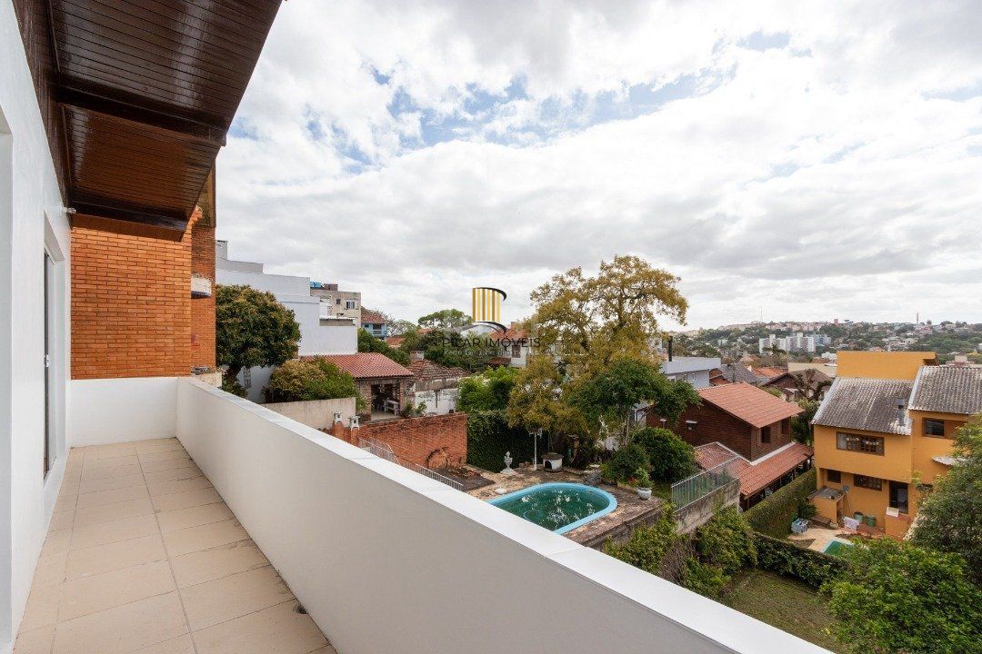 Casa para Venda - 454.7m², 5 dormitórios, sendo 1 suites, 8 vagas - Teresópolis