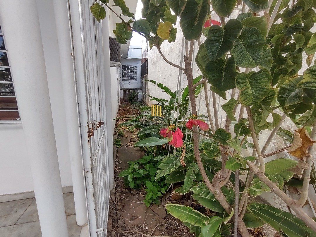 Casa à venda com 3 quartos, 1 vaga e pátio - Bairro Medianeira
