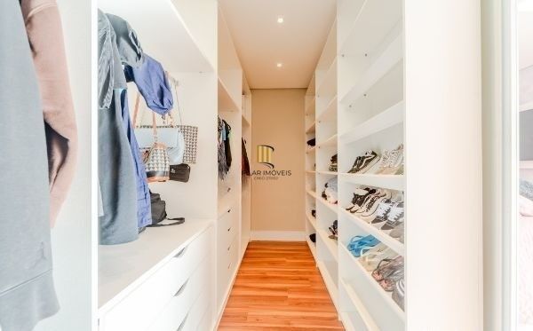 Uma casa linda dentro de um condomínio fechado, no Lagos de Nova Ipanema.