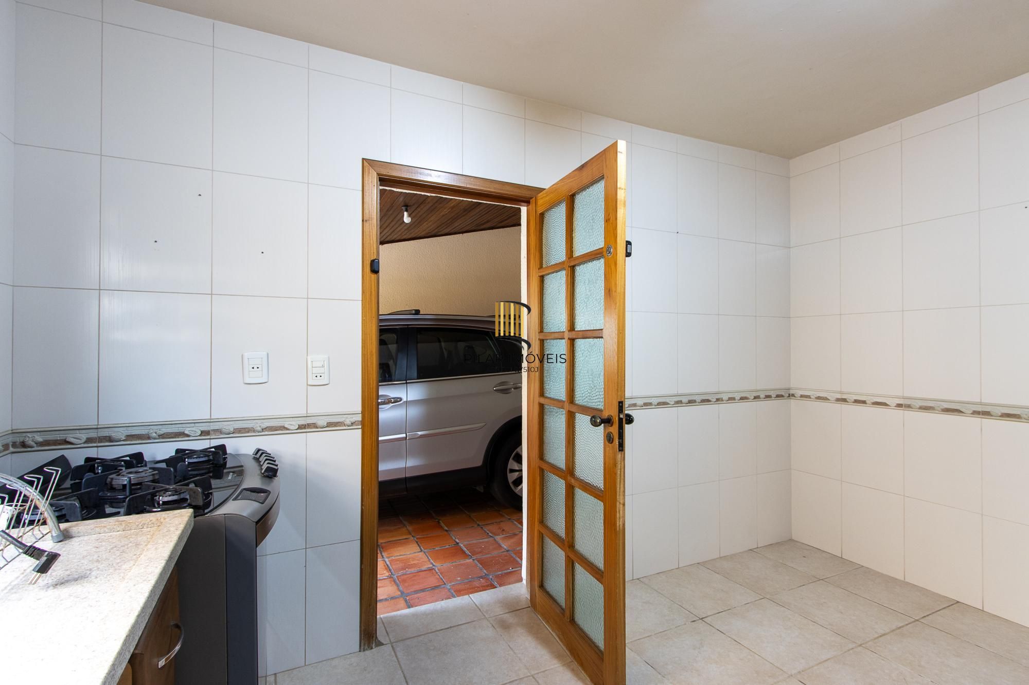 Casa de condomínio, 3 dormitórios, 1 suíte, 1 vaga coberta, no bairro Cristal.