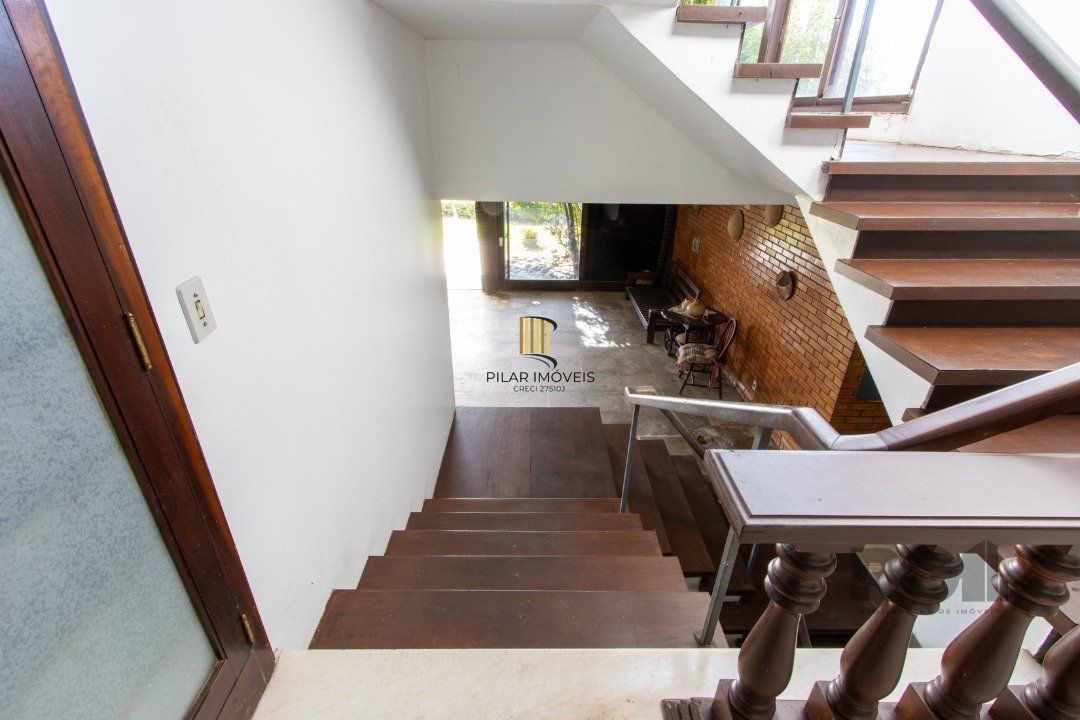 Casa com 724 m² privativos, 4 dormitórios sendo 4 suítes, 6 vagas sendo 3 cobertas