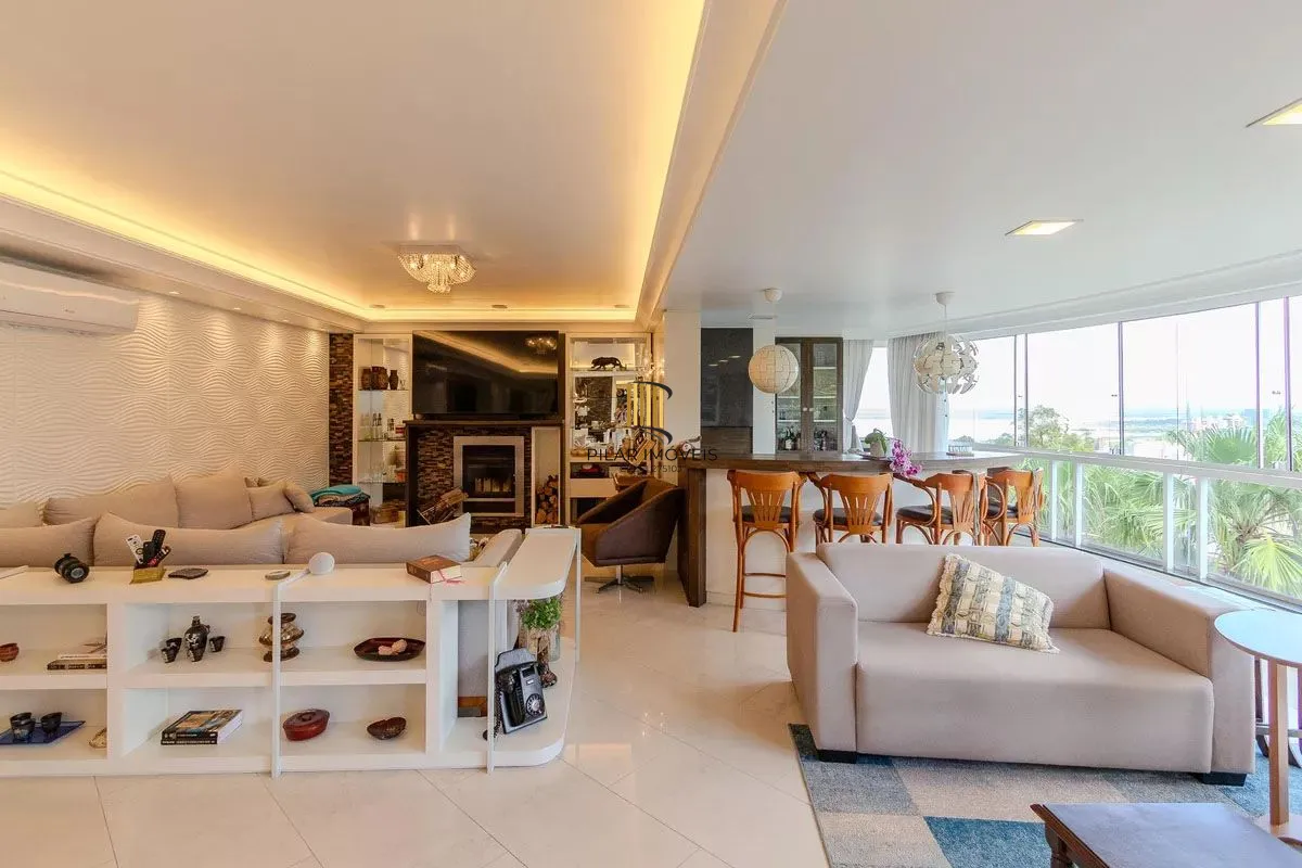 Apartamento com 3 dormitórios, 2 vagas e 231.61m² - Bairro Menino Deus