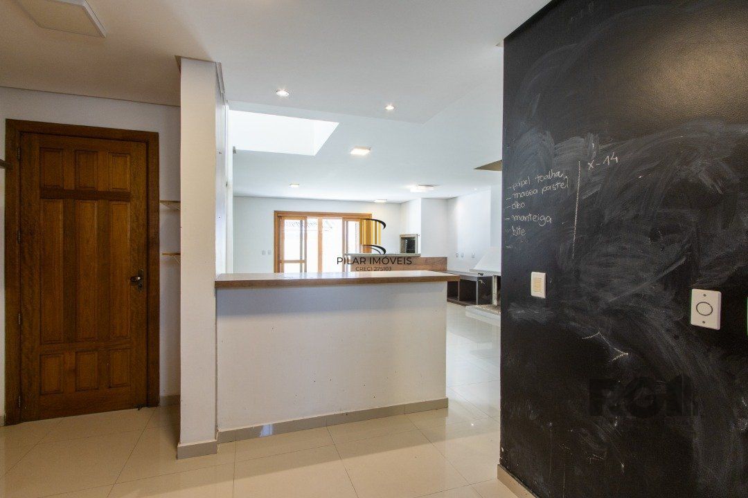 Casa 3 dormitórios no bairro Hípica