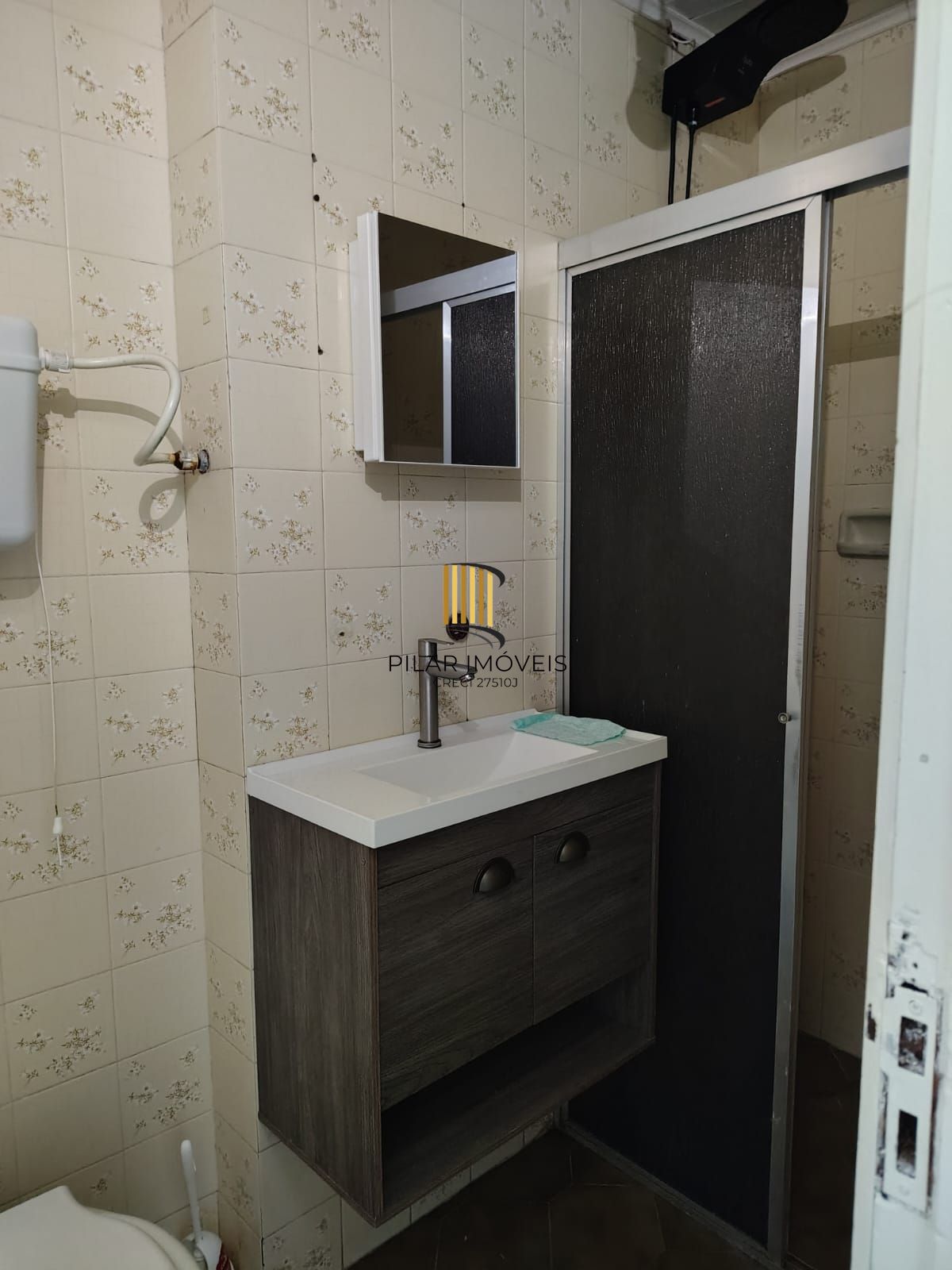 Apartamento de 2 dormitórios, living, cozinha, área de serviço e banheiro social.