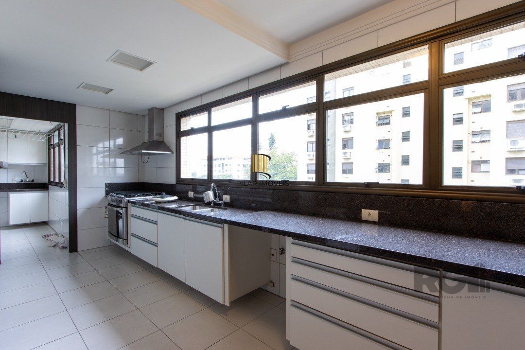 Apartamento na tristeza com três suítes e três vagas