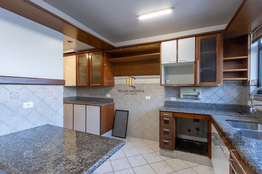 Excelente casa de 3 andares em condomínio fechado