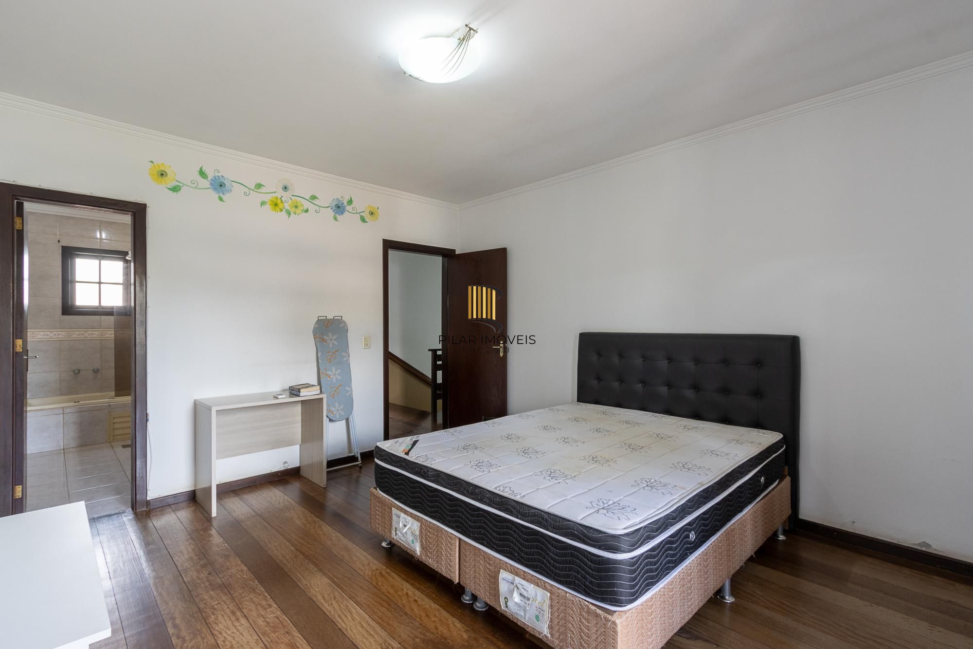 Sobrado, 3 quartos, 2 vagas, pátio com piscina - Bairro Nonoai