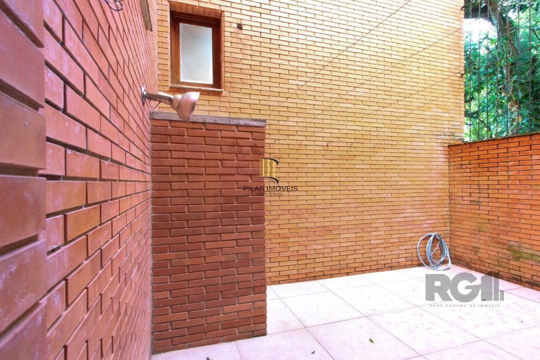 Casa com 4 dormitórios, sendo 1 suíte, com 2 vagas cobertas, no bairro Nonoai, Porto Alegre, RS