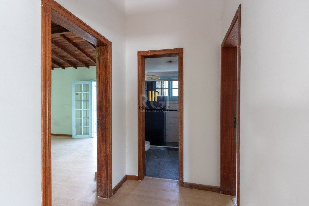 Casa com piscina em localização nobre no bairro Tristeza com vista para Rio Guaíba.