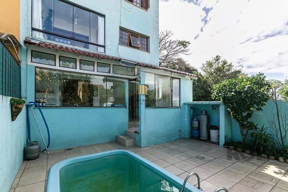 Casa com 161m² e 3 dormitórios com suíte, piscina no bairro Espírito Santo em PORTO ALEGRE