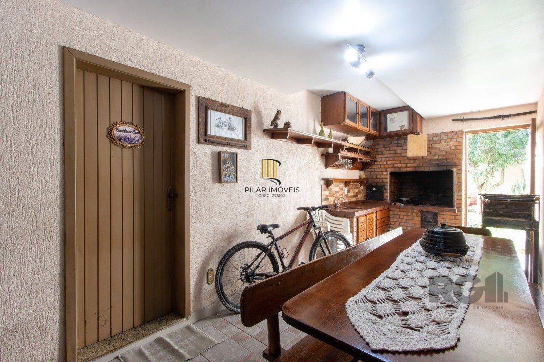 Casa de alvenaria, 3 quartos, 1 suíte, 4 banheiros e 5 vagas de garagem.
