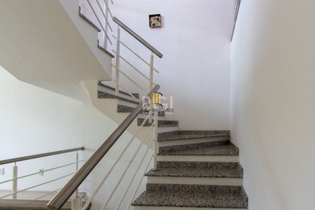 Uma suíte, estar íntimo, living 2 ambientes, lareira, lavabo, cozinha mobiliada,