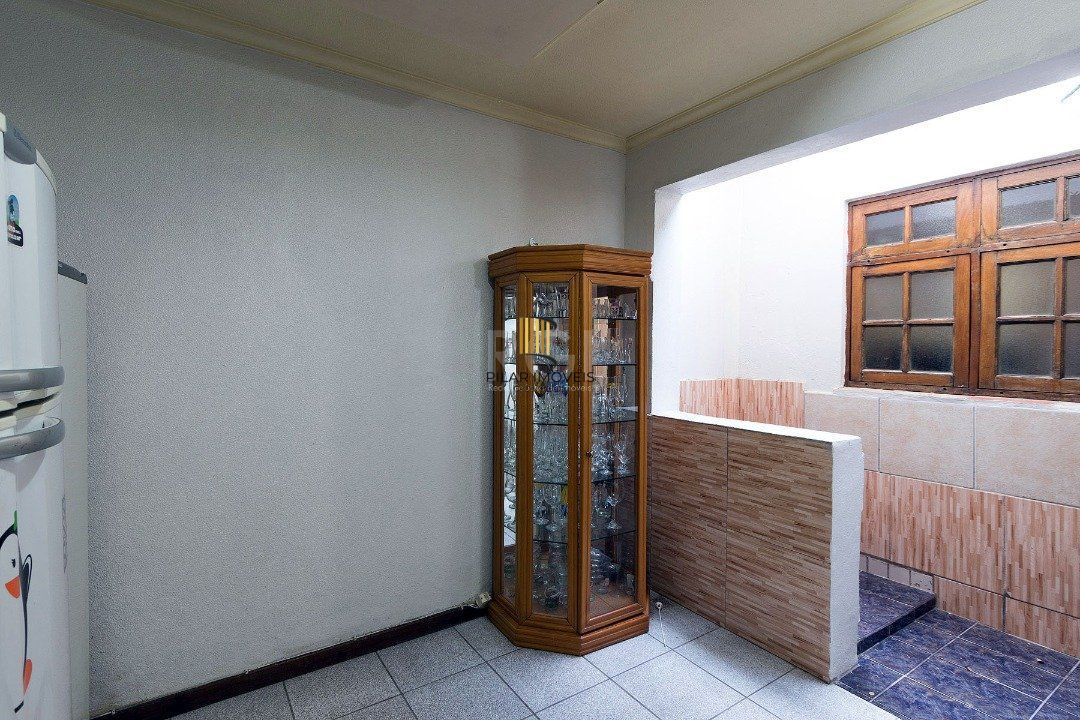 Casa para Venda - 320m², 5 dormitórios, sendo 2 suites, 3 vagas - Tristeza