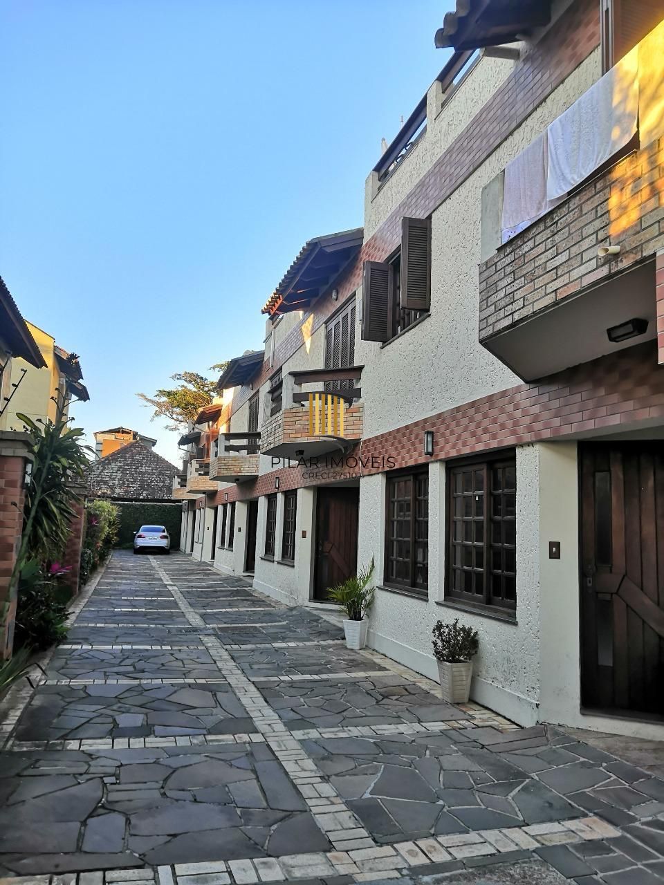 Casa de Condomínio com 3 dormitórios e 2 vagas em Ipanema