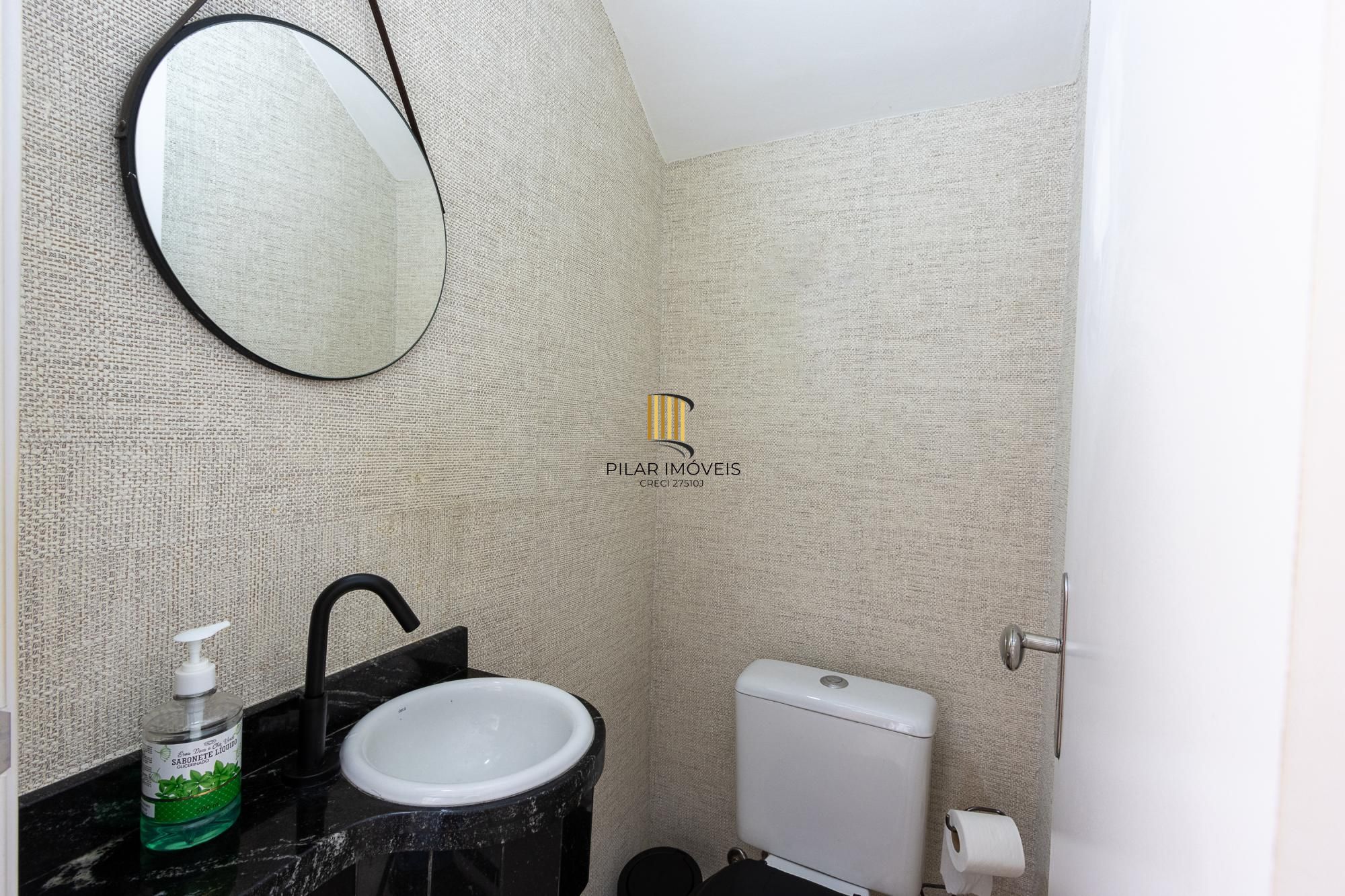 Linda  Casa em condomínio , localizada no bairro TRISTEZA, Zona Sul de PORTO ALEGRE..