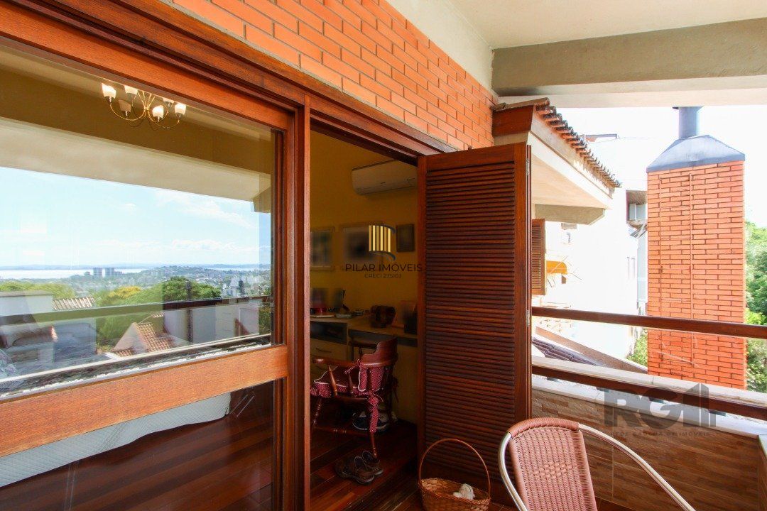 Casa com 4 dormitórios, sendo 1 suíte, com 2 vagas cobertas, no bairro Nonoai, Porto Alegre, RS