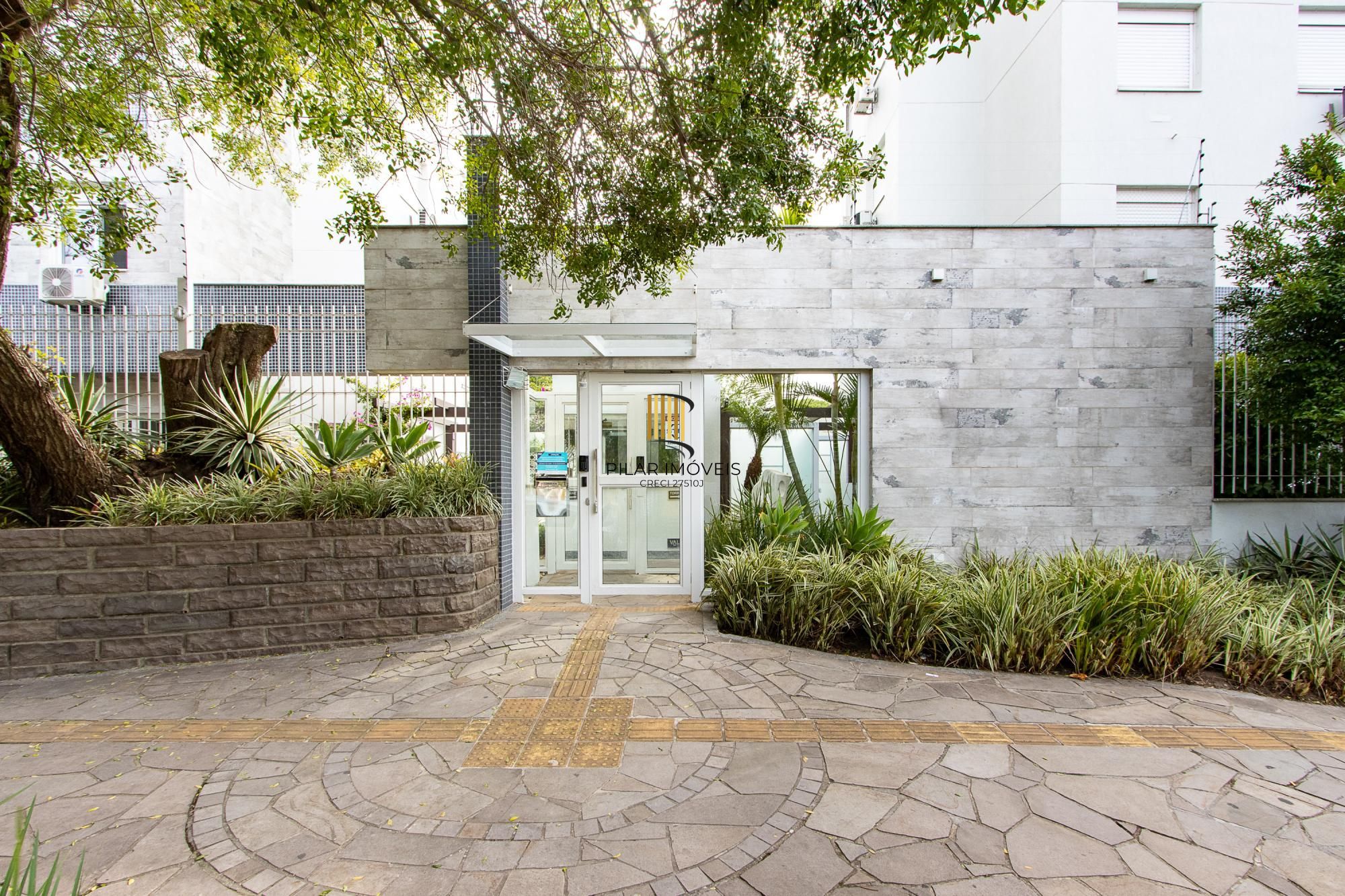 Apartamento de 2 dormitórios com suíte, churrasqueira e infraestrutura completa na Zona Sul de Porto Alegre.