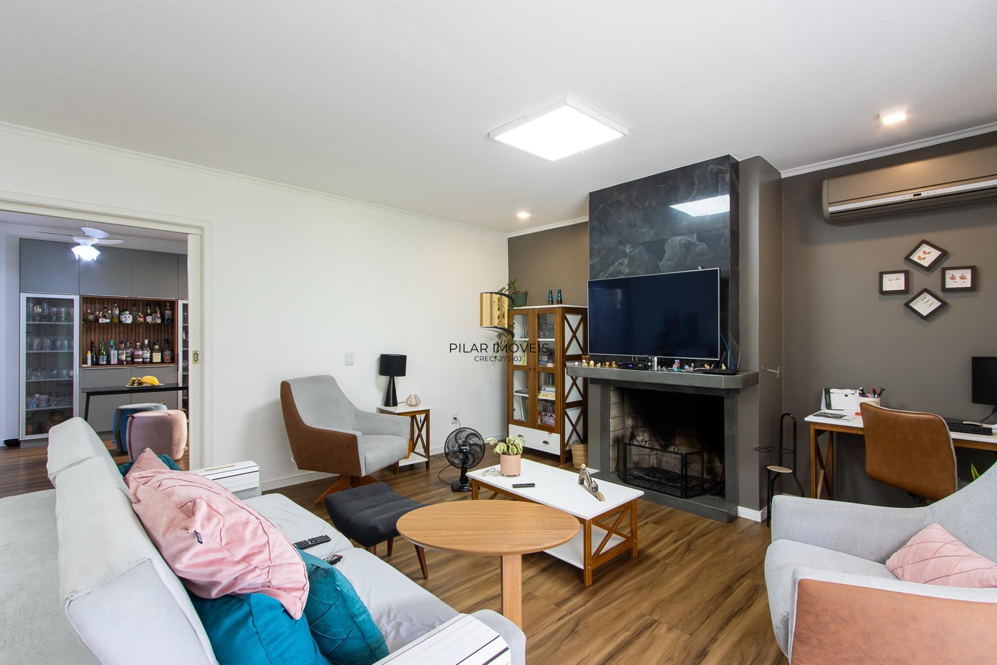 Linda casa totalmente reformada, 3 quartos (1 suite), 2 vagas cobertas - Bairro Nonoai