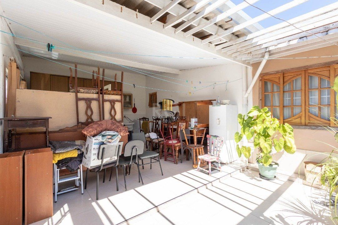Casa para Venda - 370m², 4 dormitórios, sendo 1 suites, 6 vagas - Lomba do Pinheiro